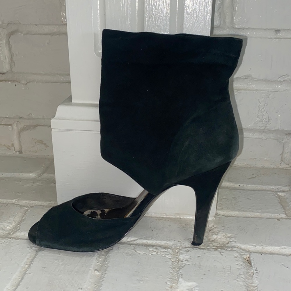 Steve Madden black retro 80’s heel